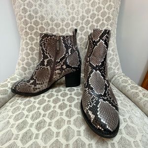 Blondo leopard black and white booties; size 7 1/2